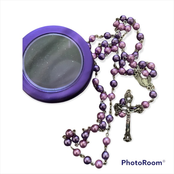 Purple Pearl rosary. New in Gift Tin - Picture 2 of 4